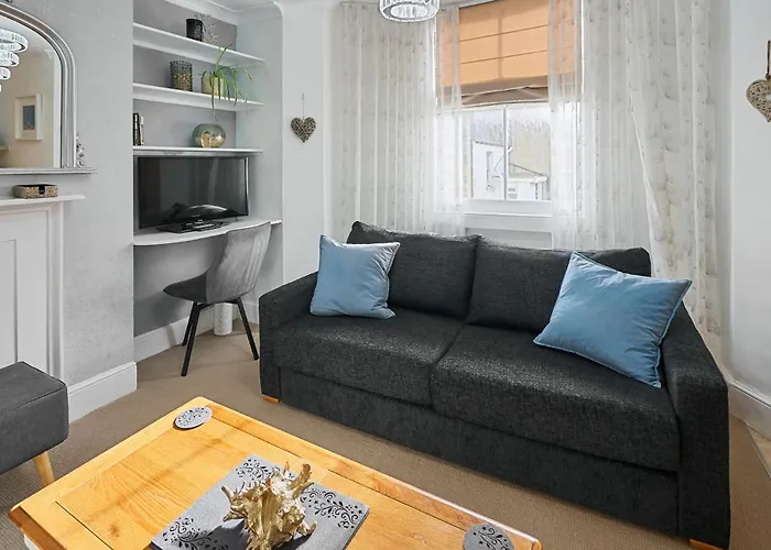 Host & Stay - Regency Square Apartment